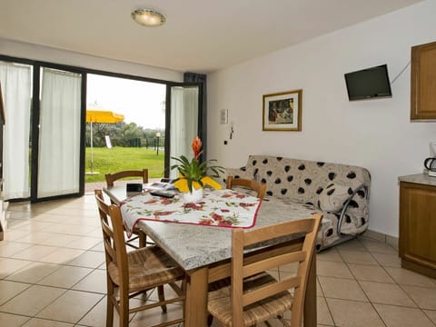 Property, Room, Furniture, Building, Interior Design, Real Estate, Table, House, Floor, Home