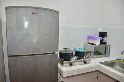 Fridge, microwave, oven, coffee/tea maker