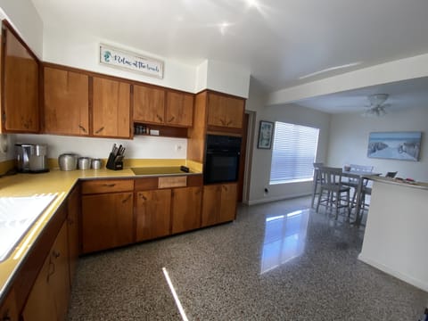 Private kitchen | Fridge, microwave, oven, stovetop