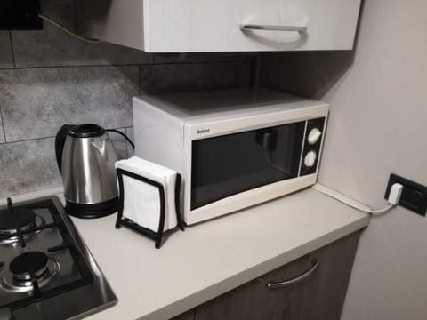 Microwave, cookware/dishes/utensils