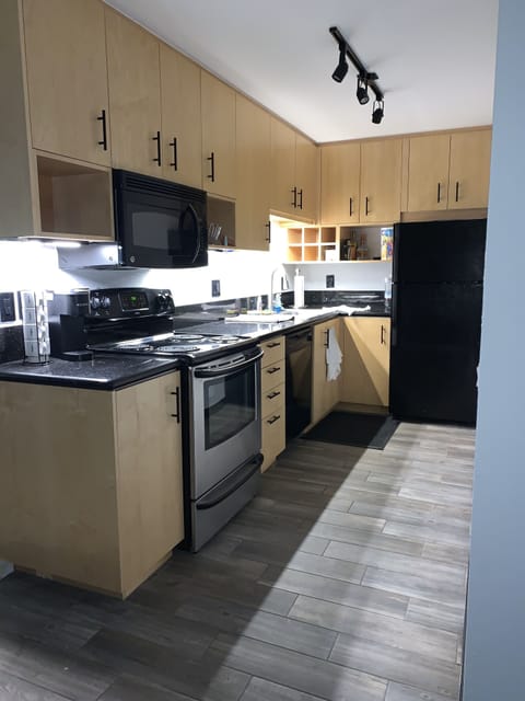 Stocked Kitchen (Includes: Oven, Stovetop, Microwave, Fridge, & Dishwasher)