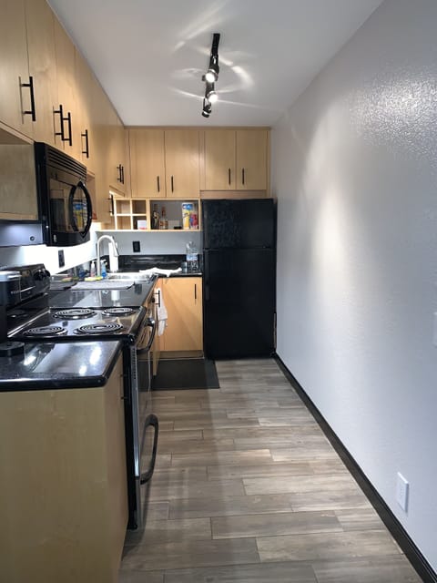 Stocked Kitchen (Includes: Oven, Stovetop, Microwave, Fridge, & Dishwasher)