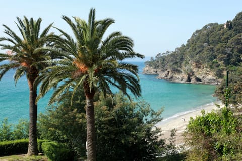 Beach nearby, sun loungers, beach towels