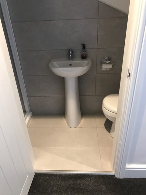 Combined shower/tub, hair dryer, towels