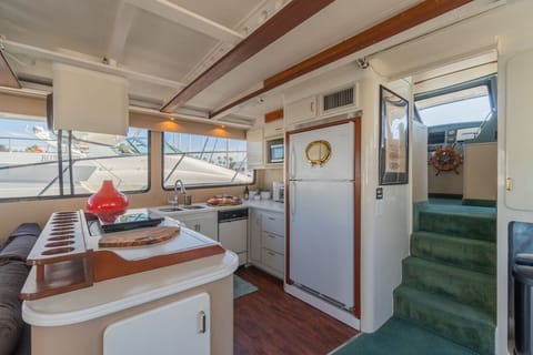 Full kitchen with all you need