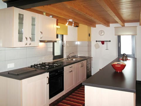 Countertop, Room, Kitchen, Property, Cabinetry, Furniture, Kitchen Stove, Building, Interior Design, Ceiling