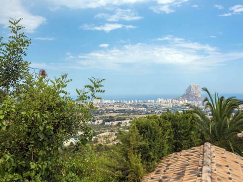 Sky, Cloud, Plant Community, Building, Tree, Landscape, Horizon, Plant, Real Estate, Grass