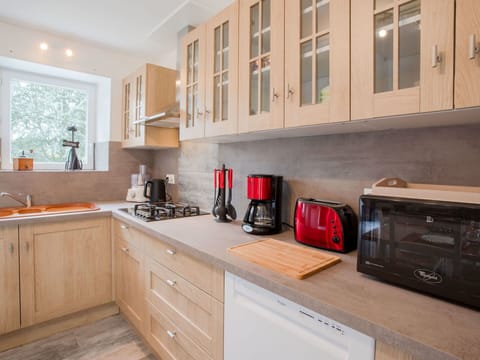 Cabinetry, Countertop, Kitchen Sink, Property, Sink, Tap, Kitchen, Plumbing Fixture, Kitchen Stove, Wood