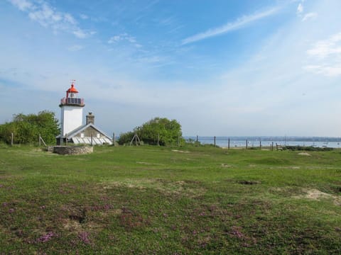 Table, Property, Cabinetry, Building, Dishware, Wood, Countertop, Interior Design, Tableware, Kitchen Appliance