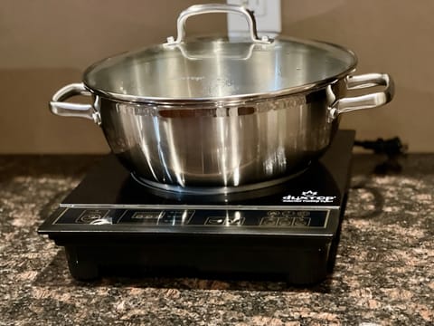 Powerful induction cooktop (1800 W) with a Luxury cooking set.