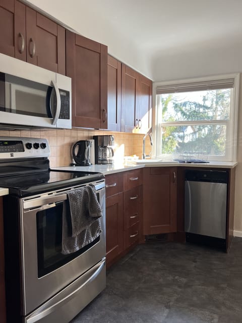 Kitchen equipped w/ O/S fridge compact dishwasher microwave plenty of storage 