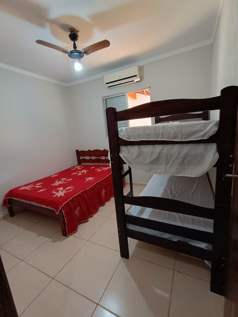 3 bedrooms, free WiFi, bed sheets, wheelchair access