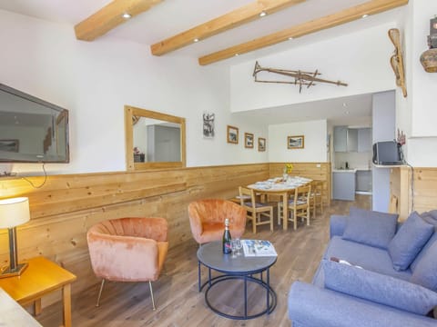 Room, Property, Furniture, Living Room, Building, Interior Design, House, Real Estate, Ceiling, Beam