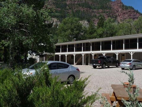 Crystal River River Villas view and parking lot