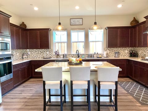 Private kitchen | Fridge, microwave, oven, stovetop