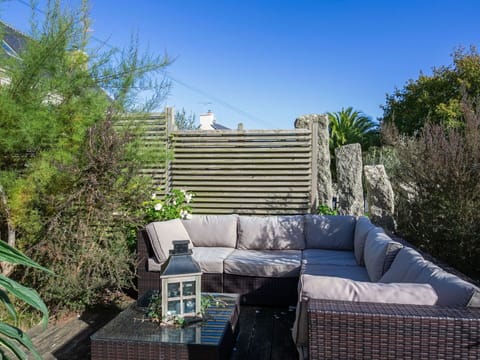 Property, Couch, Plant, Sky, Building, Grass, Outdoor Furniture, Studio Couch, Tree