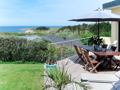 Property, House, Real Estate, Vacation, Building, Grass, Cottage, Resort, Shore, Room