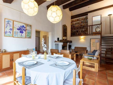 Table, Furniture, Property, Chair, Tableware, Tablecloth, Lighting, Decoration, Interior Design, Kitchen & Dining Room Table