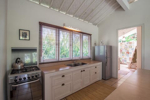 Fridge, oven, stovetop, coffee/tea maker