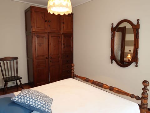 Brown, Property, Furniture, Mirror, Wood, Comfort, Lighting, Interior Design, Floor, Door
