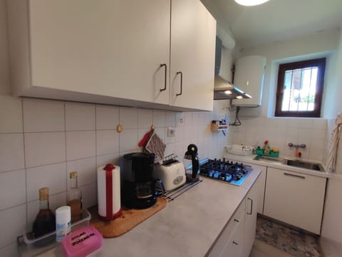 Cabinetry, Property, Countertop, Kitchen Appliance, Tap, Kitchen, Kitchen Stove, Home Appliance, Wood, Stove