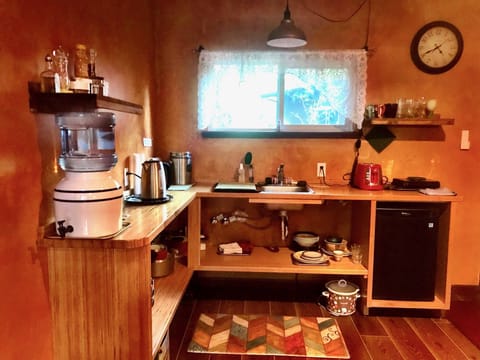 Fridge, oven, stovetop, coffee/tea maker