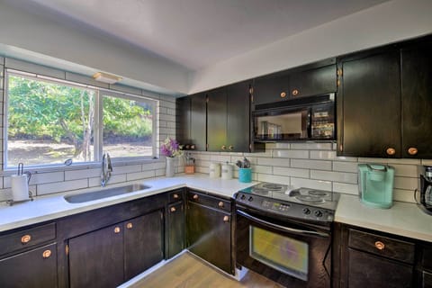 Kitchen | Drip & Keurig Coffee Maker | Breakfast Bar Seating