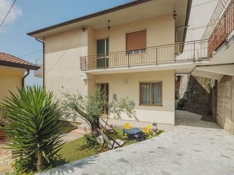 Plant, Building, Window, Property, Sky, Cloud, Door, House, Land Lot, Neighbourhood