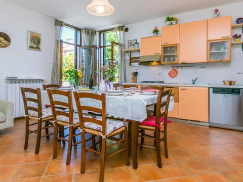 Cloud, Plant, Sky, Property, Window, Building, Fence, House, Land Lot, Neighbourhood