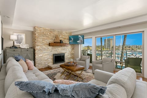 Living room: overlooking the harbor. Smart TV
The fireplace is to not be utilized.