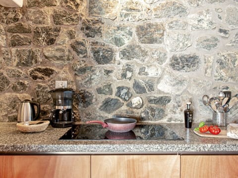 Property, Countertop, Drinkware, Wood, Textile, Interior Design, Flooring, Floor, Serveware