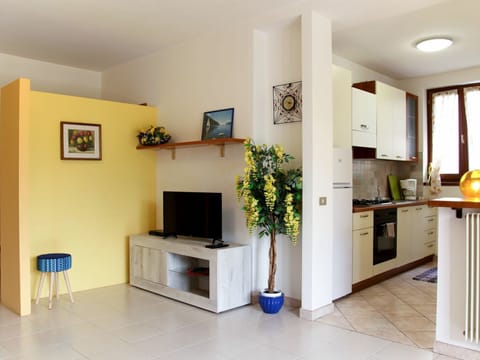 Room, Lighting, Floor, Yellow, Interior Design, Wood, Flooring, Property, Ceiling, Wall
