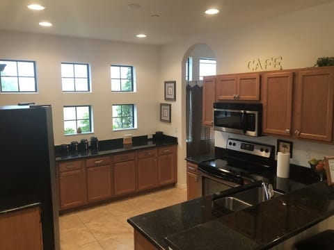 Private kitchen | Fridge, microwave, oven, stovetop