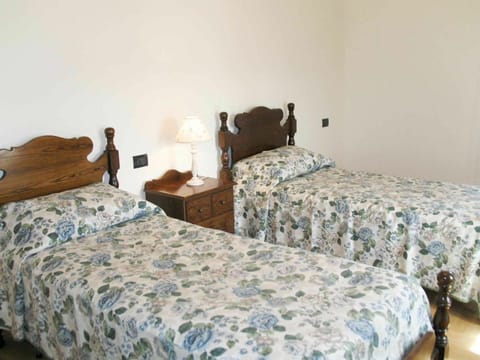 Bedroom, Bed, Furniture, Bed Sheet, Room, Property, Bed Frame, Bedding, Wall, Duvet Cover