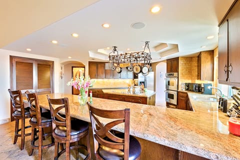 Breakfast Bar can seat 8