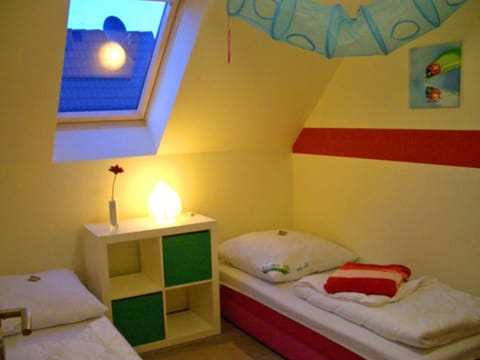 2 bedrooms, cribs/infant beds, internet