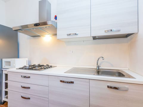 Cabinetry, Kitchen Sink, Countertop, Sink, Furniture, Property, Tap, White, Building, Wood