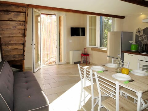 Room, Property, Furniture, Interior Design, Building, House, Wall, Living Room, Home, Floor