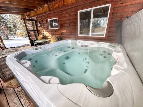 Indoor spa tub