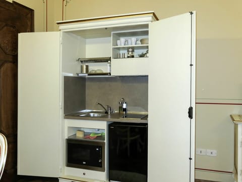 Cabinetry, Kitchen Appliance, Countertop, Building, Kitchen, Kitchen Stove, Home Appliance, Shelving, Floor, Major Appliance