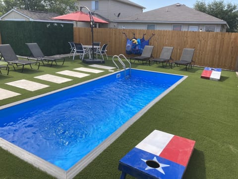 Gorgeous Plunge Pool for a day in the Sun with cornhole and putting green.