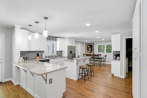 Private kitchen | Fridge, microwave, oven, stovetop