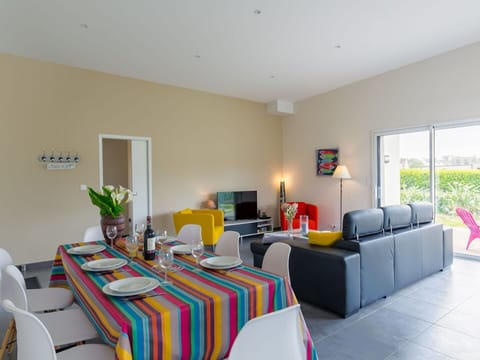 Furniture, Property, Table, Interior Design, Comfort, Couch, Studio Couch, Real Estate, Living Room, Window