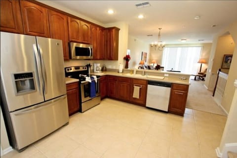 Private kitchen | Full-size fridge, microwave, oven, stovetop