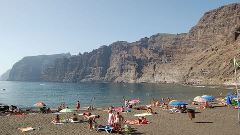 Beach nearby, sun loungers, beach towels