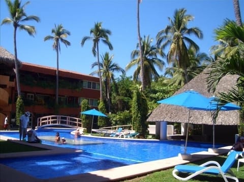 Relaxing poolside on a lazy Zihua day