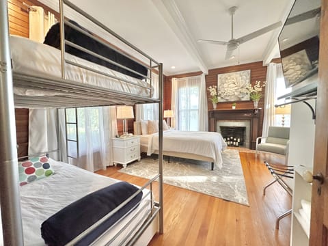 Brown Room Master EnSuite w/ a queen bed & twin bunk bed (Sleeps 4)