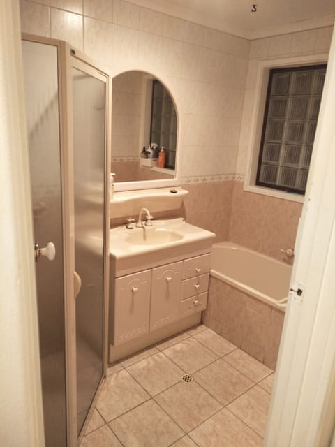 Combined shower/tub, jetted tub, hair dryer, towels