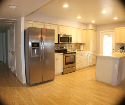 Private kitchen | Fridge, microwave, oven, stovetop