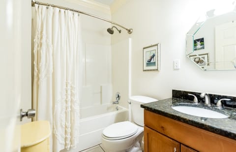 Combined shower/tub, hair dryer, towels